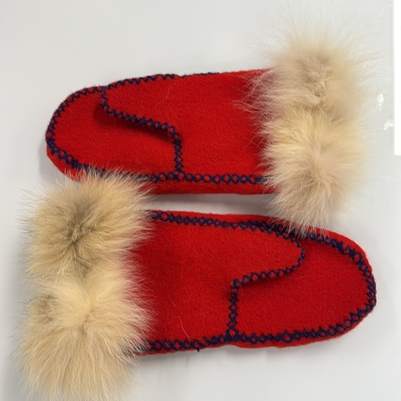 Hand-crafted Inuit wool mittens with fur trim - Picture 4 of 4